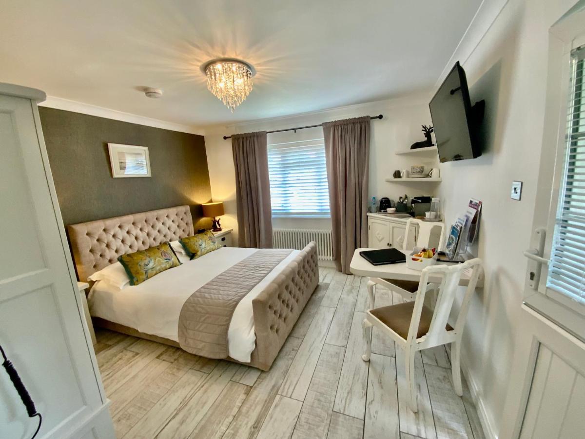 The Knightwood Oak: Luxury King Suite with Private Entrance in Lymington Exterior photo